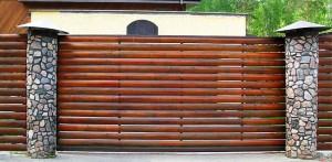 Откатные ворота из деревянных реек. Индивидуальный дизайн.